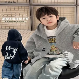 Áo khoác cardigan dáng rộng in chữ  AMBBKIDS-Giá sỉ  sz 90-150: 212k  sz 160: 228k 