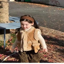 Set 3 món cho bé IU  -sỉ Áo gile+túi : 235k                     Quần : 200k                   Áo len : 195k