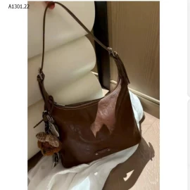 TÚI XÁCH CHIO’2ND KẸP NÁCH KÈM CHARM GẤU NÂU  - sỉ 255k