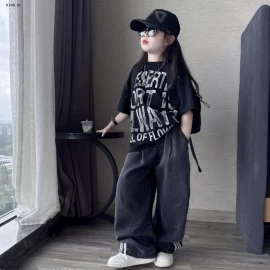 ÁO THUN CHỮ CỘC TAY & QUẦN JEAN 3 SỌC -Giá sỉ  áo: 174k quần: 224k