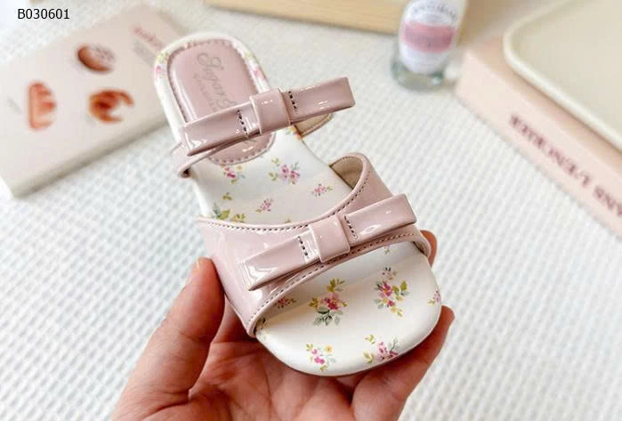 DÉP LÊ NƠ MŨI VUÔNG CHO BÉ GÁI  - si 127k