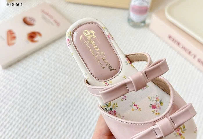 DÉP LÊ NƠ MŨI VUÔNG CHO BÉ GÁI  - si 127k