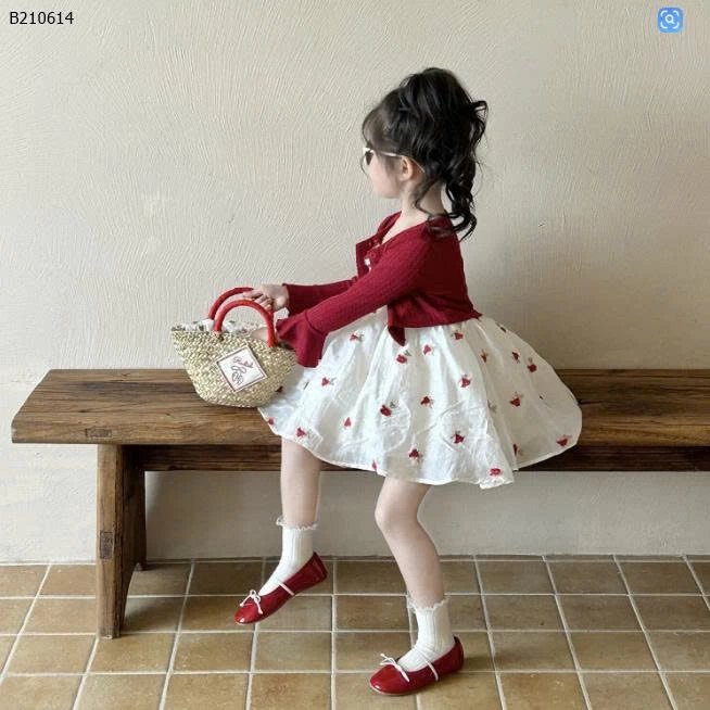 Váy hoa đỏ và áo khoác cardigan dệt kim cho bé -giá sỉ như sau Áo len cardigan màu đỏ  giá 135k Váy yếm hoa màu đỏ giá 214k