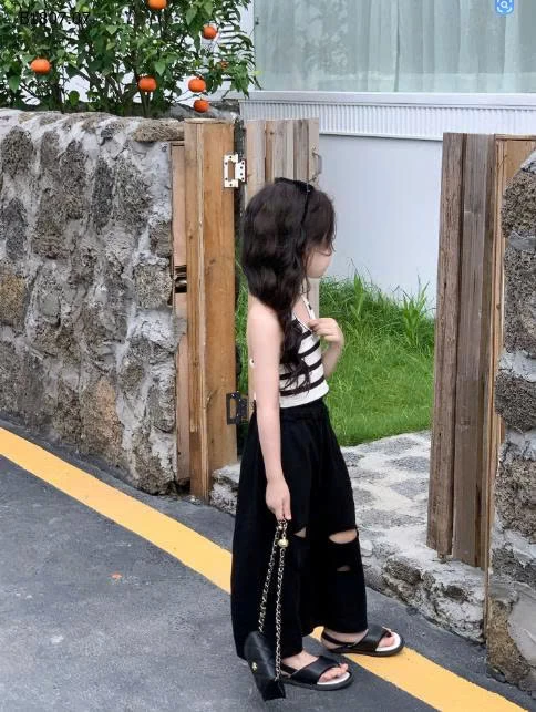 SÉT ÁO YẾM MIX QUẦN SUÔNG RÁCH-Sỉ giá áo: 102k  quần: 163k 