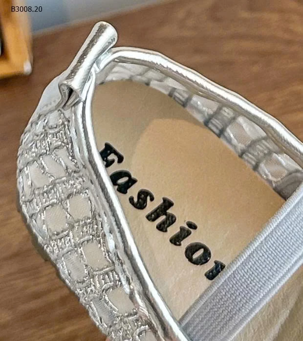 GIÀY LƯỚI LABUBU BÉ GÁI-Giá sỉ sz 23-28: 125k  sz 29-34: 137k 