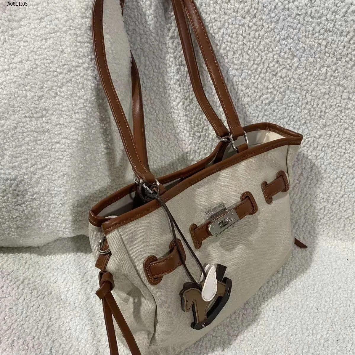 Chio túi vải siêu đẹp , kèm charm ngựa .   - sỉ 230k