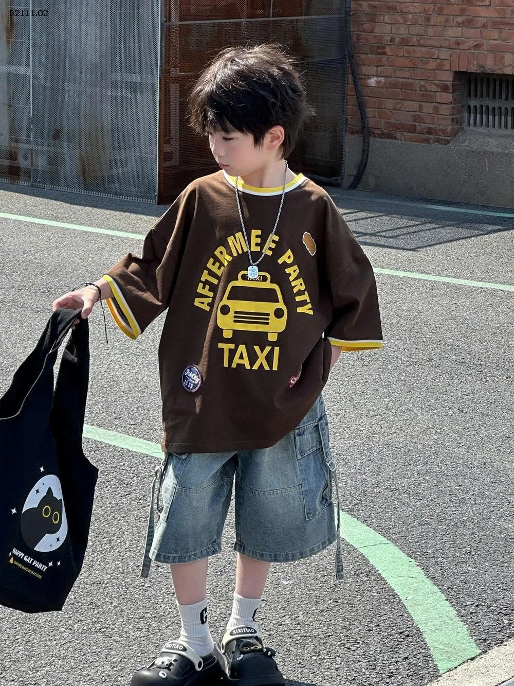 ÁO THUN NÂU CHỮ TAXI VÀNG-Giá sỉ 148k 