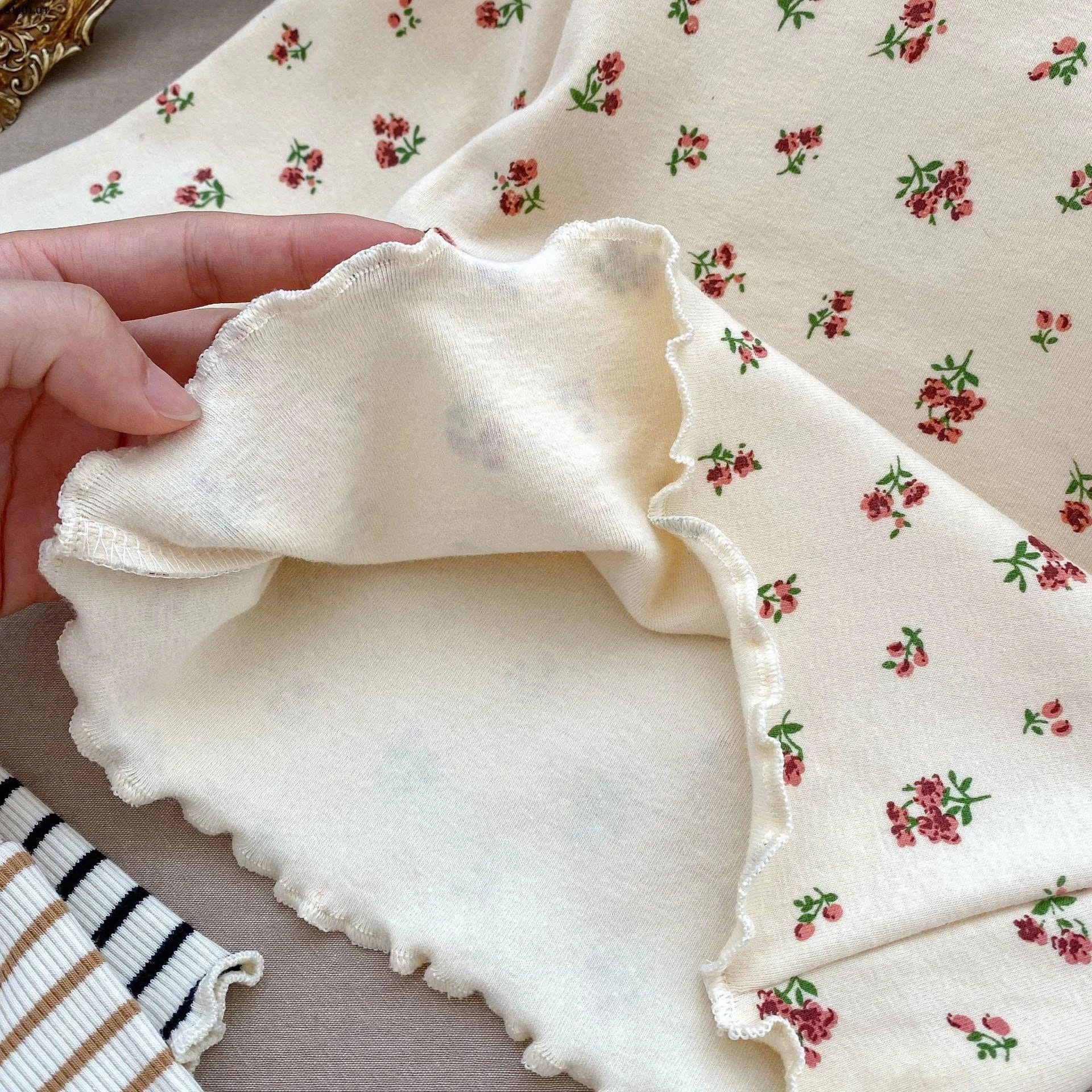 Áo dài tay cổ cao viền bèo nhún kiểu dáng mùa xuân mới cho bé - giá sỉ 95k