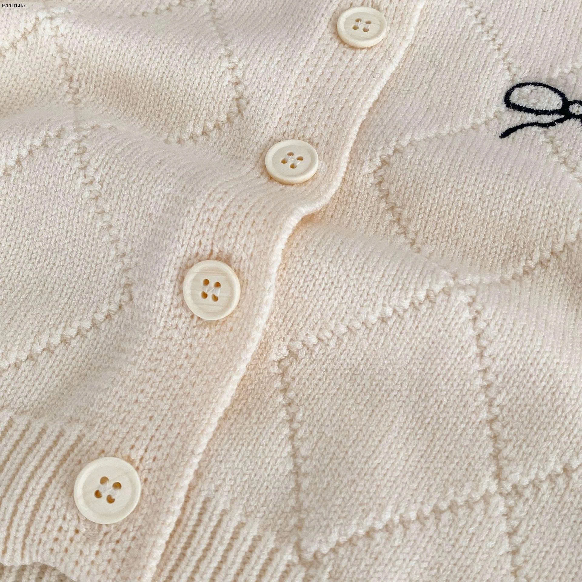 Bộ đồ hai mảnh cho bé gái kiểu dáng mới mùa thu 2025 - giá sỉ như sau  áo : 210k quần : 135k cả set : 330k